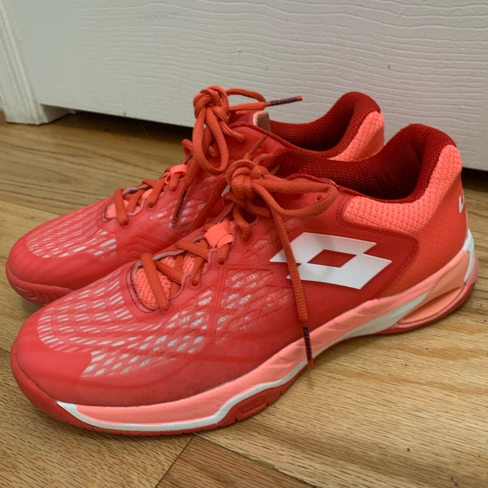 Women’s tennis shoes size 8.5